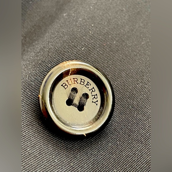 Stylish Burberry long trench coat with removable liner. - Picture 11 of 16